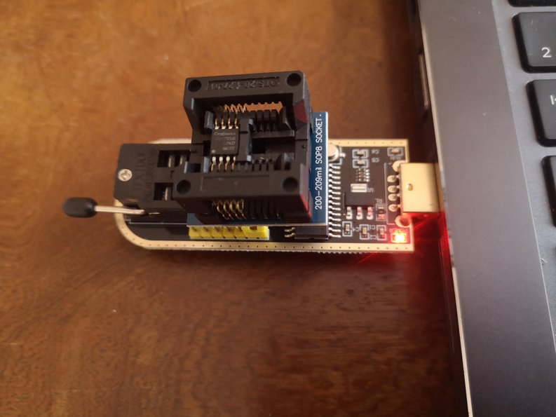 CH341A programmer with the GD25Q127C flash chip seated in a 200–209 mil SOP8 socket adapter